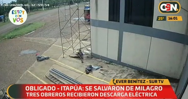 Video muestra cómo tres trabajadores recibieron descarga eléctrica