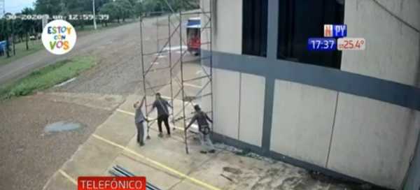 ¡Se salvaron de milagro! Recibieron una descarga eléctrica y sobrevivieron | Noticias Paraguay
