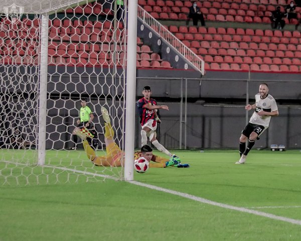 Cerro fue mejor ante Olimpia y lidera el campeonato