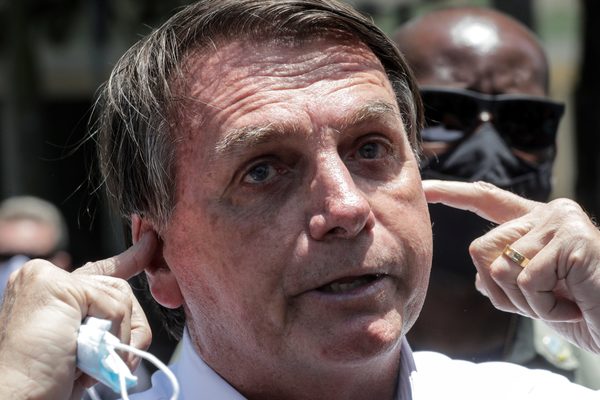 Como Chávez en su época, Bolsonaro pide que brasileños no demoren en la ducha - MarketData