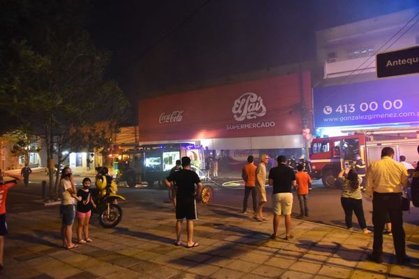 Bomberos controlan incendio en supermercado céntrico - Nacionales - ABC Color