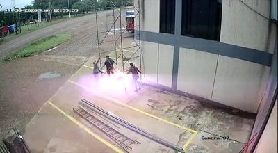 Se salvan de milagro tras sufrir fuerte descarga eléctrica - Nacionales - ABC Color