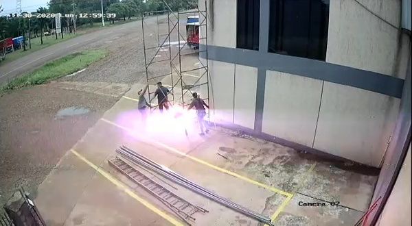 Se salvan de milagro tras sufrir fuerte descarga eléctrica - Nacionales - ABC Color