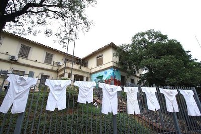 Crónica / Médicos lalan en su día ¡por falta de pohã!