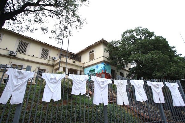Crónica / Médicos lalan en su día ¡por falta de pohã!