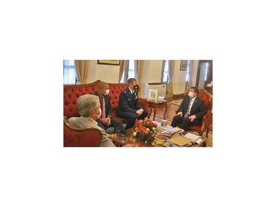 Velázquez coquetea con EEUU y busca cooperación social