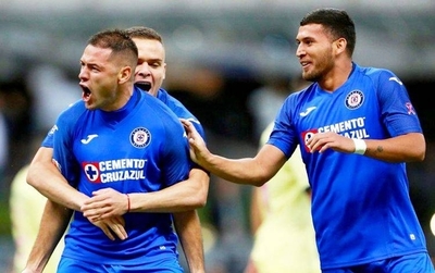 HOY / Cruz Azul vapulea a Pumas y pone un pie en la final del torneo mexicano