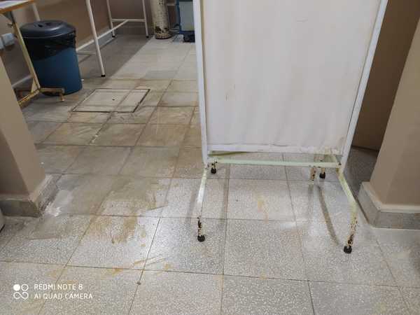 Goteras en el techo del “remodelado” Hospital distrital de Presidente Franco