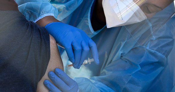 La Nación / El Reino Unido defiende su rapidez en autorizar la vacuna de Pfizer/BioNTech