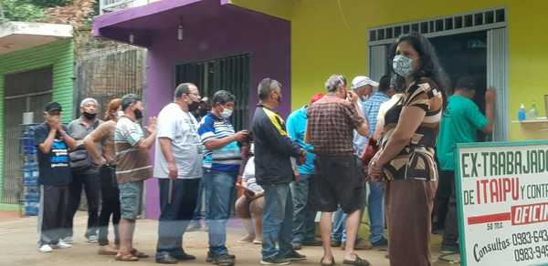 Extrabajadores de la Itaipu son engañados por avivados con la promesa de cobro de haberes