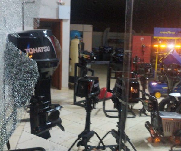 Delincuentes rompen vidrio de comercio y roban objetos de valor – Diario TNPRESS