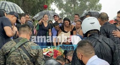 Bajo torrencial lluvia entierran a policía abatido durante enfrentamiento