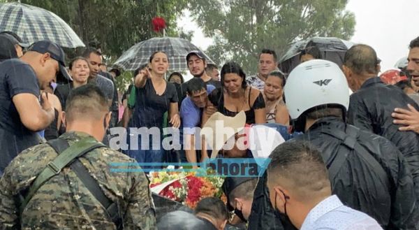 Bajo torrencial lluvia entierran a policía abatido durante enfrentamiento
