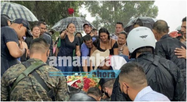 Bajo torrencial lluvia entierran a policía abatido durante enfrentamiento