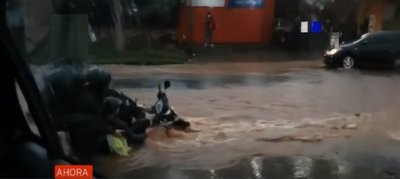 Caudalosos raudales arrastran a motociclistas y transeúntes | Noticias Paraguay