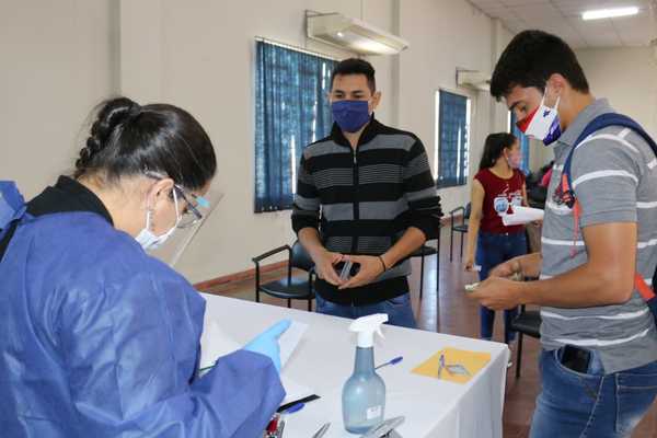 Beneficiarios de becas universitarias de Ñeembucú reciben segundo desembolso | .::Agencia IP::.