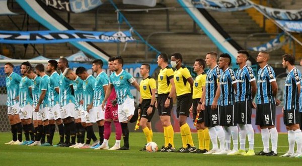 Insólito: Grêmio y Guaraní saltaron a la cancha con indumentarias similares