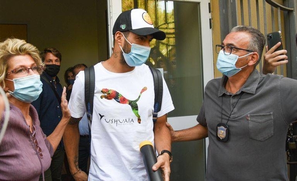 HOY / Italia inhabilita ocho meses a los responsables del examen de Suárez