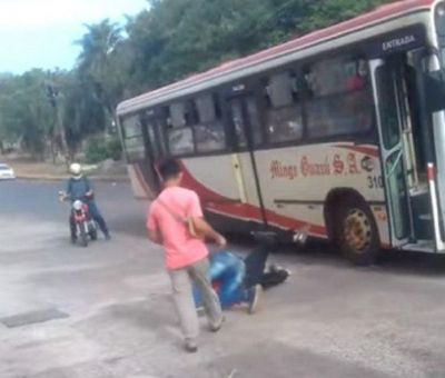Chofer y pasajero a las trompadas en plena calle