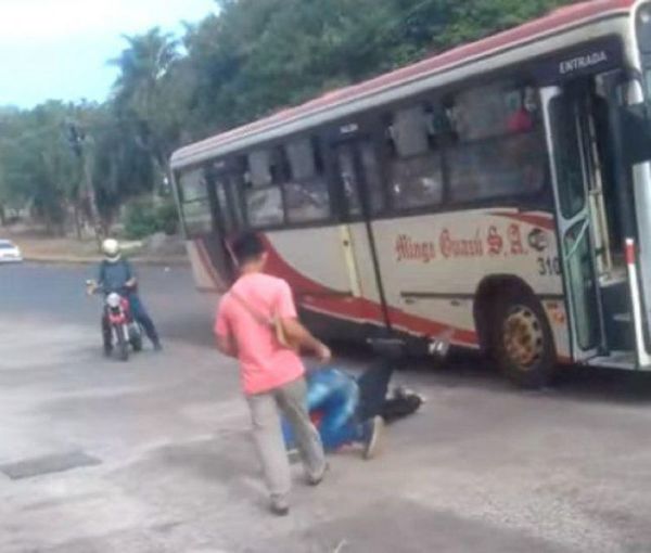 Chofer y pasajero a las trompadas en plena calle