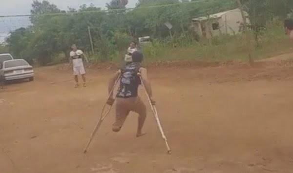 Juega piqui ¡sin una pierna y en muletas! - Noticiero Paraguay