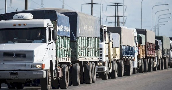 La Nación / Más de 600 camiones varados en Salto del Guairá por baja de río