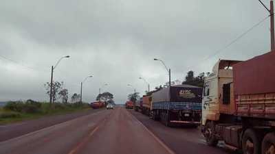 Centenares de camiones cargados con productos agrícolas están varados en Salto del Guairá