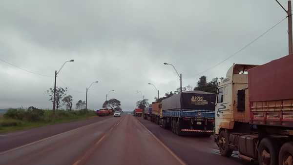 Centenares de camiones cargados con productos agrícolas  están varados en Salto del Guairá
