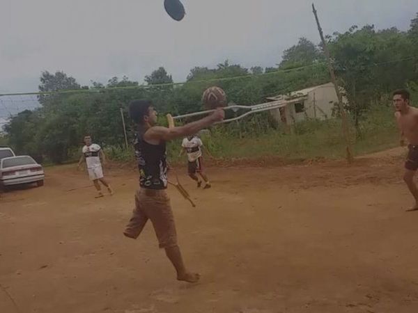 El crack del piki vóley que juega con muletas