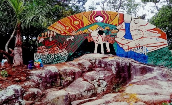 Un mural embellece el paisaje de Cerro Rokê
