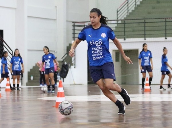 La Albirroja Juvenil activó en el parquet - APF