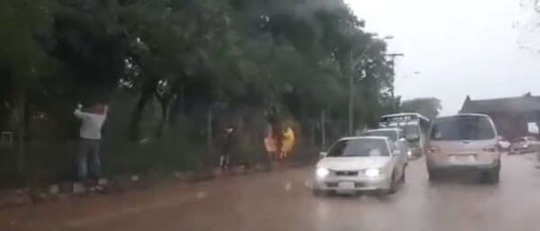 Colgados del alambrado para evitar el raudal - Nacionales - ABC Color