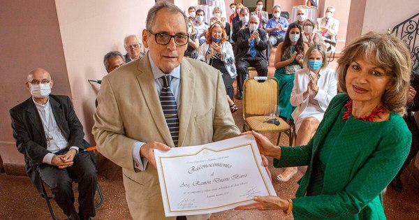 La Nación / Homenaje al arquitecto Duarte Burró por 27 años de labor en Museo “Monseñor Bogarín”