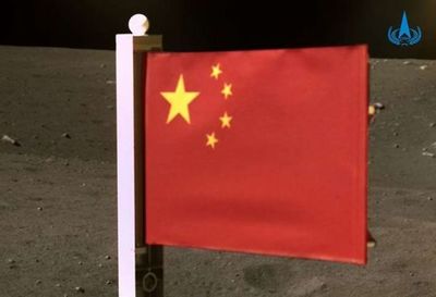 China se convierte en el segundo país en la historia en plantar su bandera en la Luna