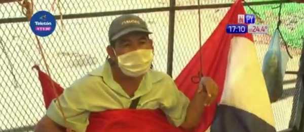 Encarnación: Trabajadores de frontera se encadenan ante falta de respuestas del Gobierno | Noticias Paraguay