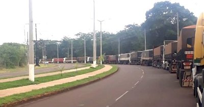La Nación / Se agudizan problemas del tránsito fronterizo de exportación a Brasil