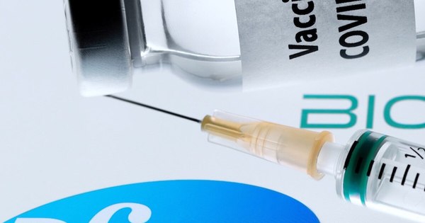La Nación / Pfizer solo producirá la mitad de vacunas