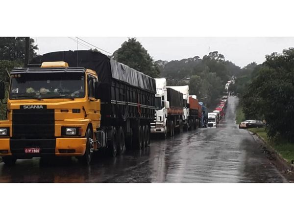 Unos 600 camiones con soja y aceite, varados en frontera