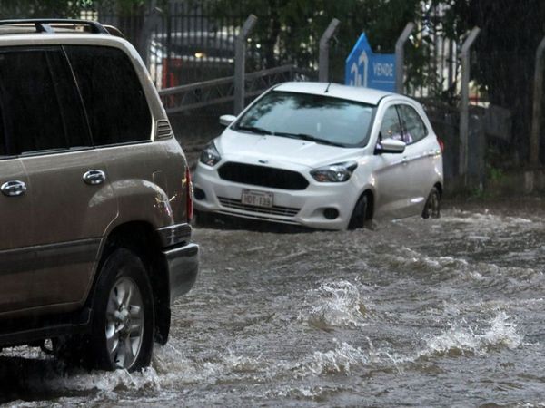 Tras el  temporal muchos vehículos quedaron atrapados en los raudales