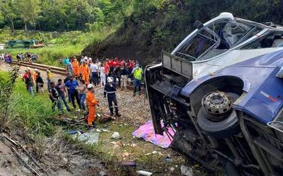 Al menos 16 muertos al caer un autobús a un barranco en el sureste de Brasil