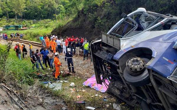 Al menos 16 muertos al caer un autobús a un barranco en el sureste de Brasil