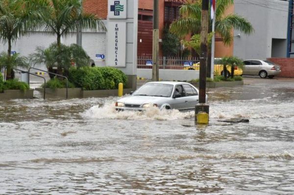 Calles inundadas tras lluvias: Asunción solo posee 23% de cobertura de desagüe pluvial