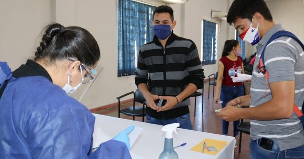 La Nación / Ñeembucú: 589 becarios recibieron segundo pago de subsidio