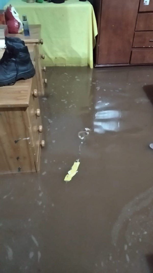 Crónica / Todo un barrio se inundó con raudal