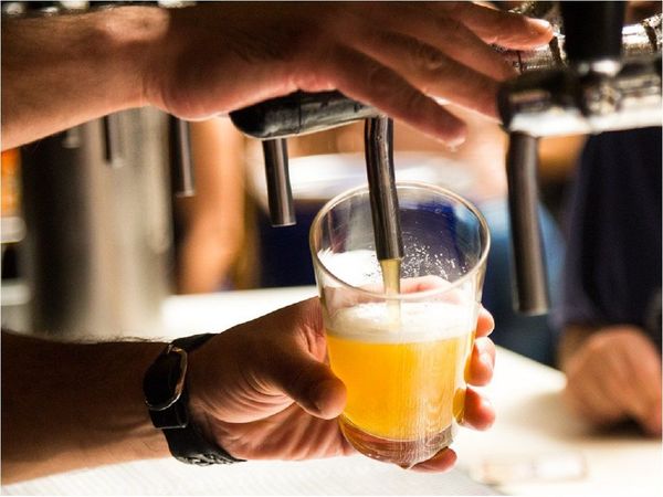 El alcohol bloquea sustancia química que permite prestar atención