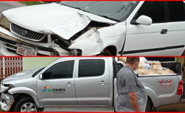 Daños materiales y una mujer lesionada en choque frontal de vehículos