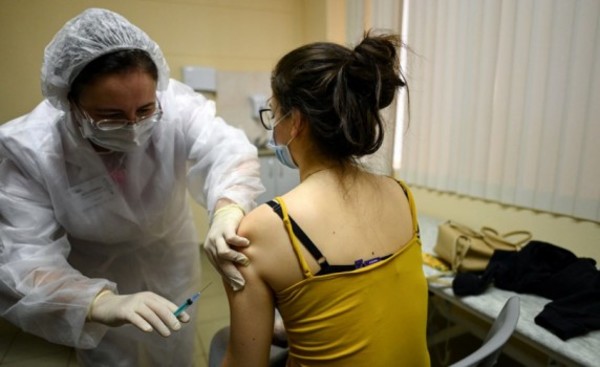 Rusia empezó a vacunar contra el coronavirus a los grupos de riesgo