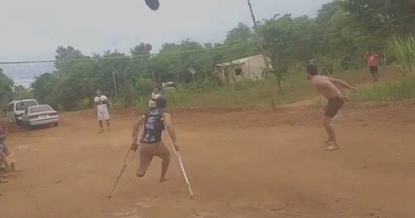 La Nación / No se dejó vencer: a pesar de haber perdido una pierna, juega piki vóley en muletas para ayudar a su familia