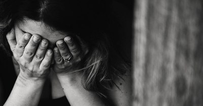 La Nación / Intento de feminicidio: Hombre gatilló varias veces contra su expareja, pero no salieron los disparos