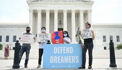Juez ordena restaurar protección migratoria a «dreamers» en Estados Unidos